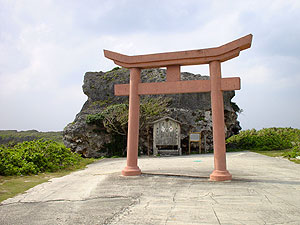 Скала (высота 12,5 м, окружность 60 м), выброшенная на берег цунами в 1771 году. Священные врата (тории) - позднейшее влияние синтоизма // Simoji Island, Miyako Islands