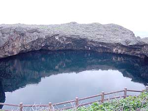 Одно из глубочайших *Сквозных озер* - провалов, соединенных с морем; считается одним из путей в подводный *тот мир* // Toori Pond - a path to Another world under the sea. Simoji Island, Miyako Islands