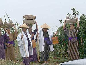       .         ,          .        -   ,   :       -,      ( ) //  Arrival of priestesses at TUYUNPYA:ZU UTAKI, Irabu Island, Miyako Islands