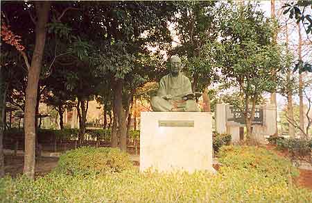 Памятник Тикамацу Мондзаэмону перед мемориальным музеем. Фото E. Богомоловой