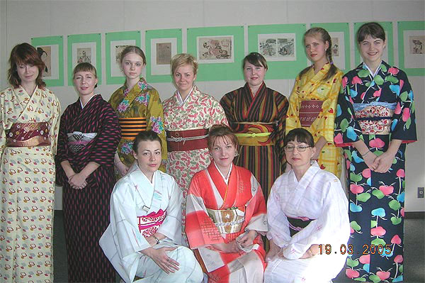 Слушатели лекции О.А. Хованчук в традиционных кимоно