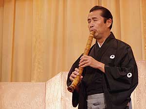 На сякухати играет мастер Кифу Мицухаси. VI Международный музыкальный фестиваль *Душа Японии*, 2004, г. Кострома. Фото Е. Кручины.