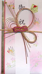 Главным украшением внешнего конверта служат сложные узоры из красивых разноцветных нитей, опутывающих бумагу