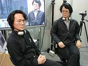 Хироси Исигуро и его двойник. Photo by Makoto Ishida. Copyright © ATR Hiroshi Ishiguro Laboratory